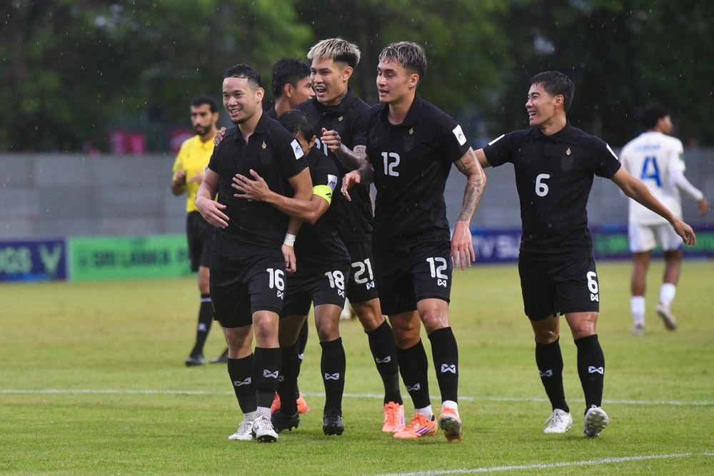 Thái Lan thắng đậm 4-0 để dẫn đầu vòng loại Asian Cup 2027 - Ảnh 1.
