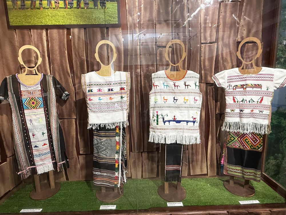 Tôn vinh nghề dệt thổ cẩm của người Mạ - Ảnh 6. Tôn vinh nghề dệt thổ cẩm của người Mạ - Ảnh 6.