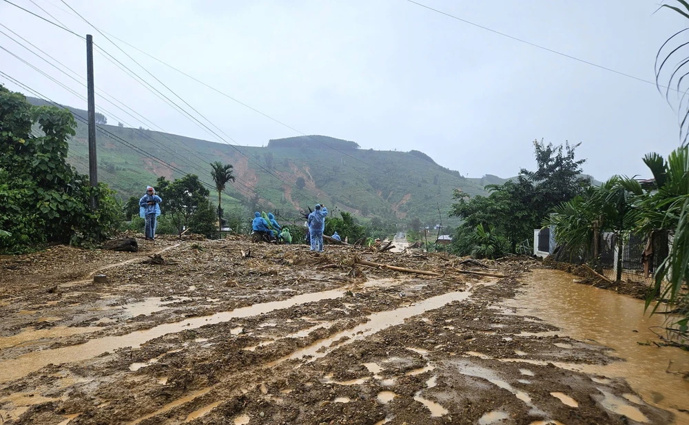 Đắk Lắk: Mưa lớn tiếp tục gây ngập lụt, sạt lở nhiều nơi - Ảnh 2.