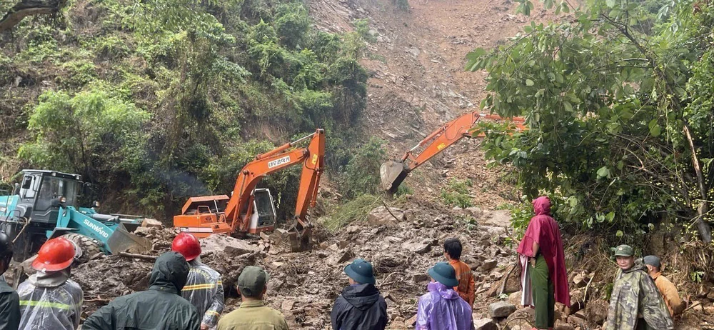 Quân đội bằng mọi biện pháp tiếp cận khu vực dân cư bị cô lập do ngập lụt, sạt lở đất - Ảnh 2. Quân đội bằng mọi biện pháp tiếp cận khu vực dân cư bị cô lập do ngập lụt, sạt lở đất - Ảnh 2.