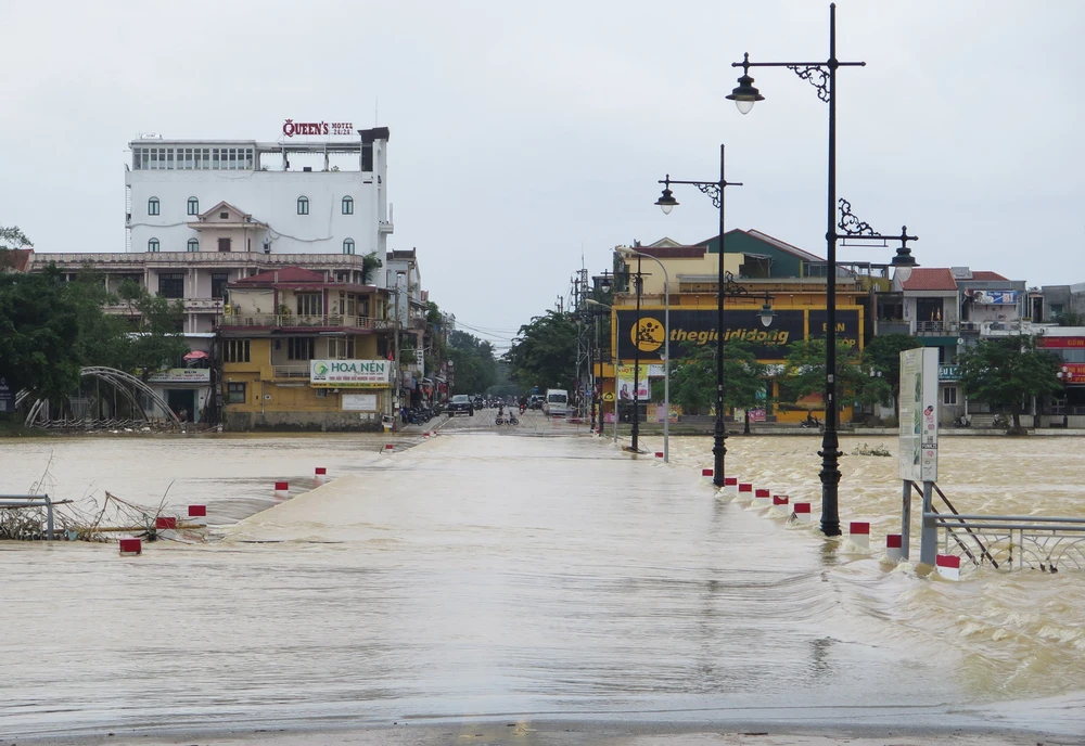 Huế: Lũ trên sông Hương xuống dần - Ảnh 4. Huế: Lũ trên sông Hương xuống dần - Ảnh 4.