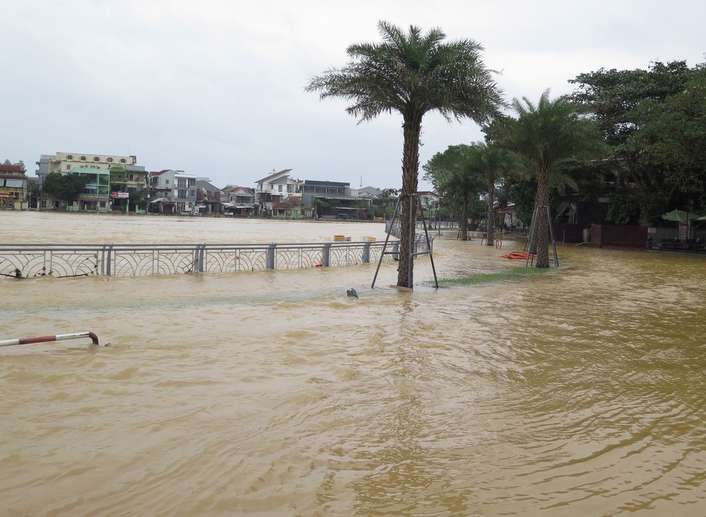 Huế: Lũ trên sông Hương xuống dần - Ảnh 2. Huế: Lũ trên sông Hương xuống dần - Ảnh 2.