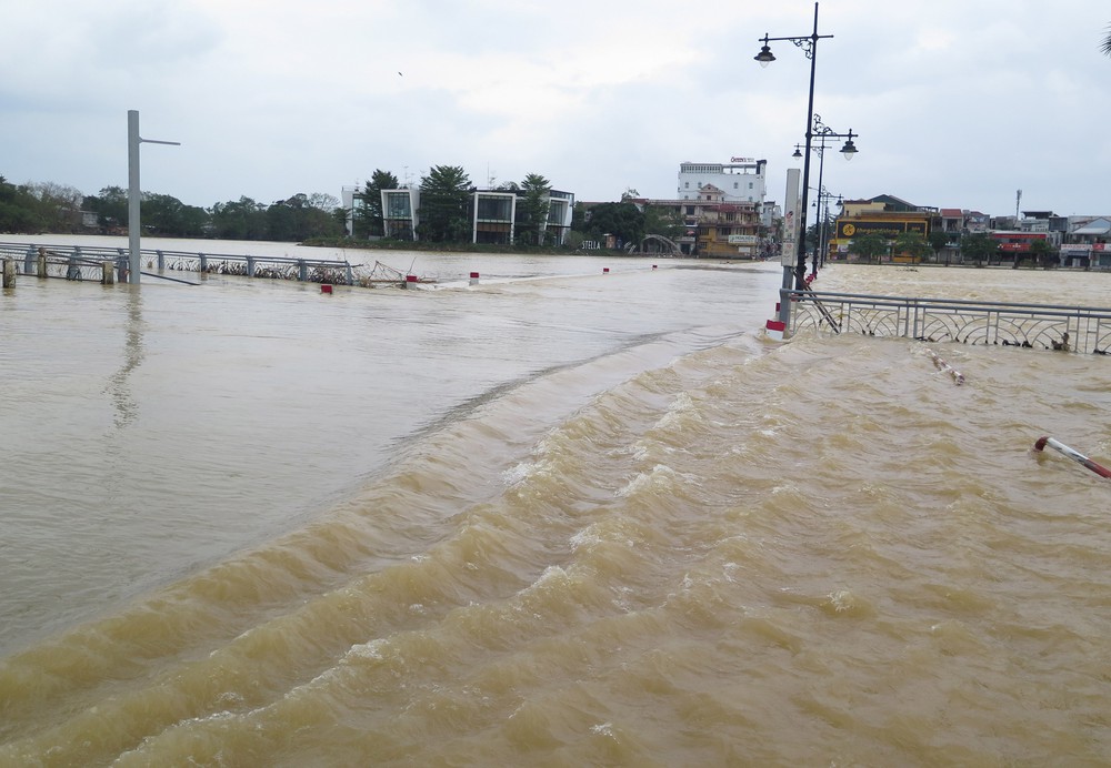 Huế: Lũ trên sông Hương xuống dần - Ảnh 5. Huế: Lũ trên sông Hương xuống dần - Ảnh 5.