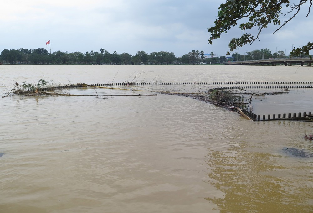 Huế: Lũ trên sông Hương xuống dần - Ảnh 6. Huế: Lũ trên sông Hương xuống dần - Ảnh 6.