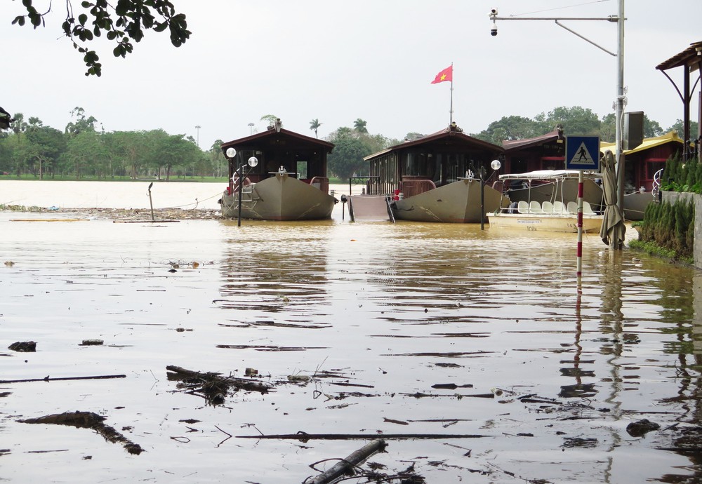 Huế: Lũ trên sông Hương xuống dần - Ảnh 1. Huế: Lũ trên sông Hương xuống dần - Ảnh 1.