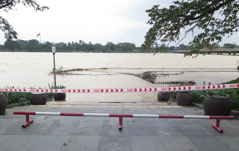 Huế: Lũ trên sông Hương xuống dần - Ảnh 3. Huế: Lũ trên sông Hương xuống dần - Ảnh 3.