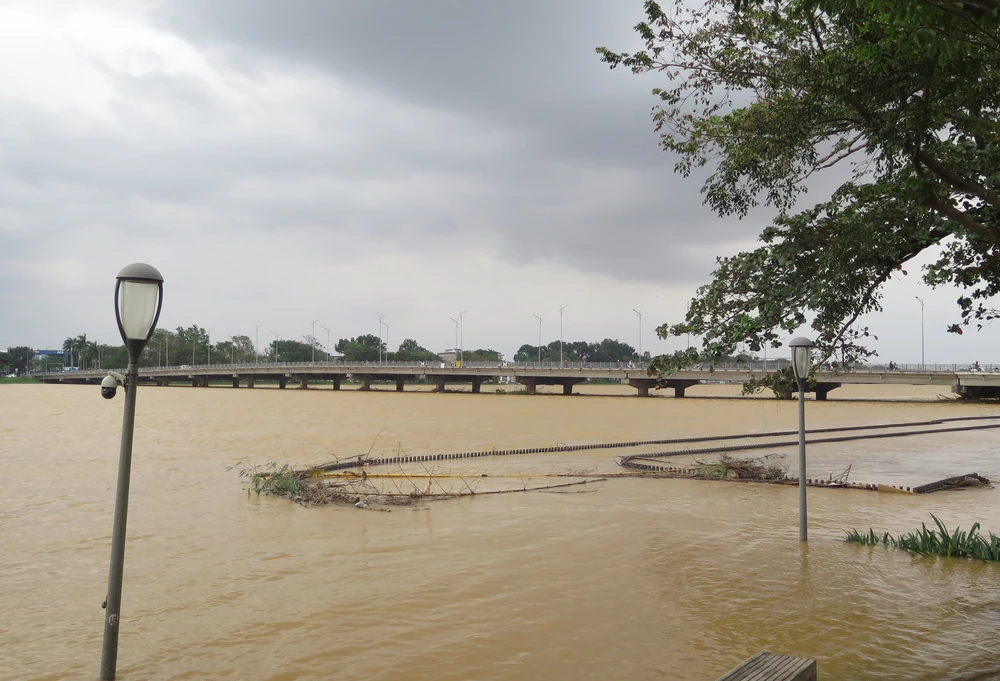 Huế: Lũ trên sông Hương xuống dần - Ảnh 7. Huế: Lũ trên sông Hương xuống dần - Ảnh 7.