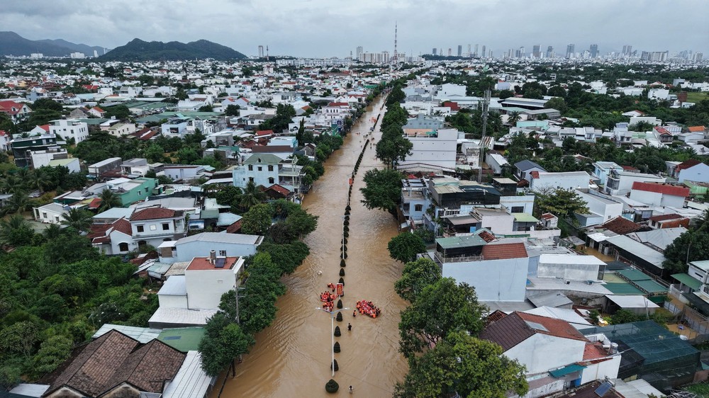 Khánh Hòa lên kịch bản ứng phó với mưa lũ tiếp tục xảy ra - Ảnh 1. Khánh Hòa lên kịch bản ứng phó với mưa lũ tiếp tục xảy ra - Ảnh 1.