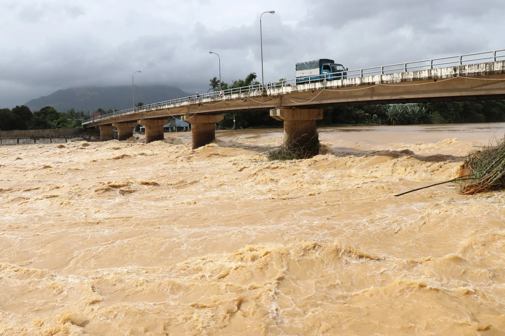 Khánh Hòa khắc phục hậu quả mưa lũ, hỗ trợ người dân ổn định cuộc sống - Ảnh 2. Khánh Hòa khắc phục hậu quả mưa lũ, hỗ trợ người dân ổn định cuộc sống - Ảnh 2.