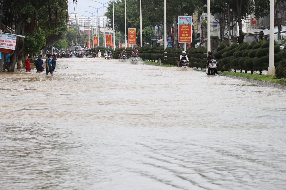 Khánh Hòa khắc phục hậu quả mưa lũ, hỗ trợ người dân ổn định cuộc sống - Ảnh 3. Khánh Hòa khắc phục hậu quả mưa lũ, hỗ trợ người dân ổn định cuộc sống - Ảnh 3.