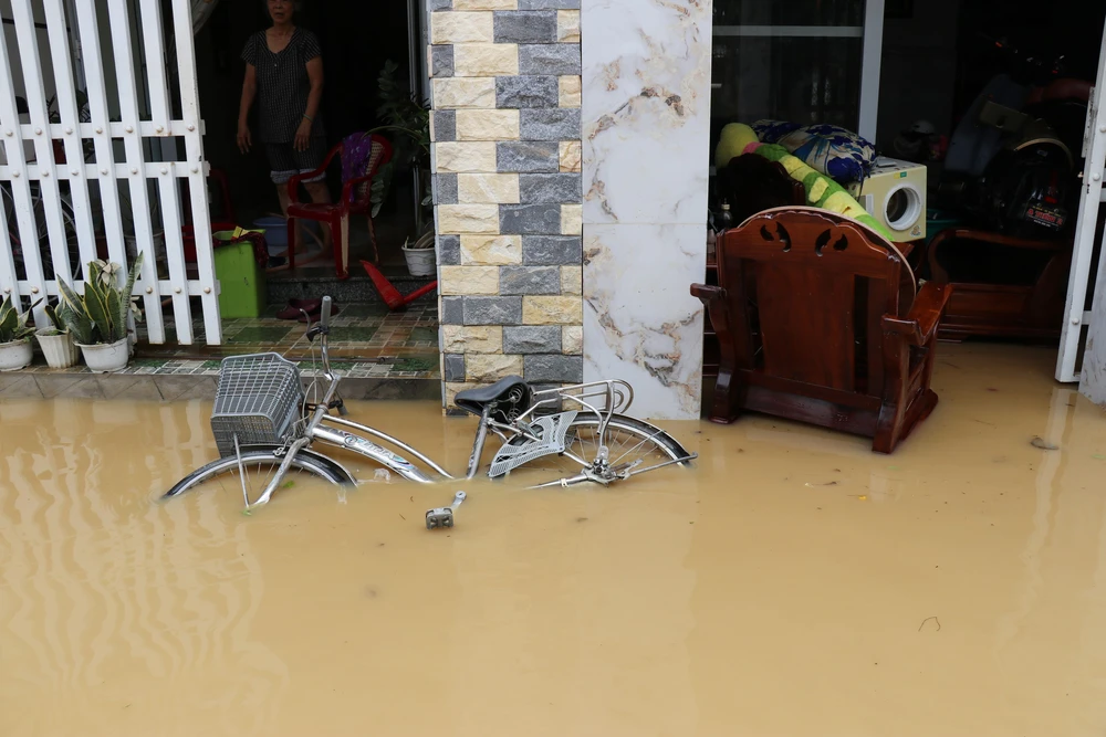 Khánh Hòa khắc phục hậu quả mưa lũ, hỗ trợ người dân ổn định cuộc sống - Ảnh 1. Khánh Hòa khắc phục hậu quả mưa lũ, hỗ trợ người dân ổn định cuộc sống - Ảnh 1.