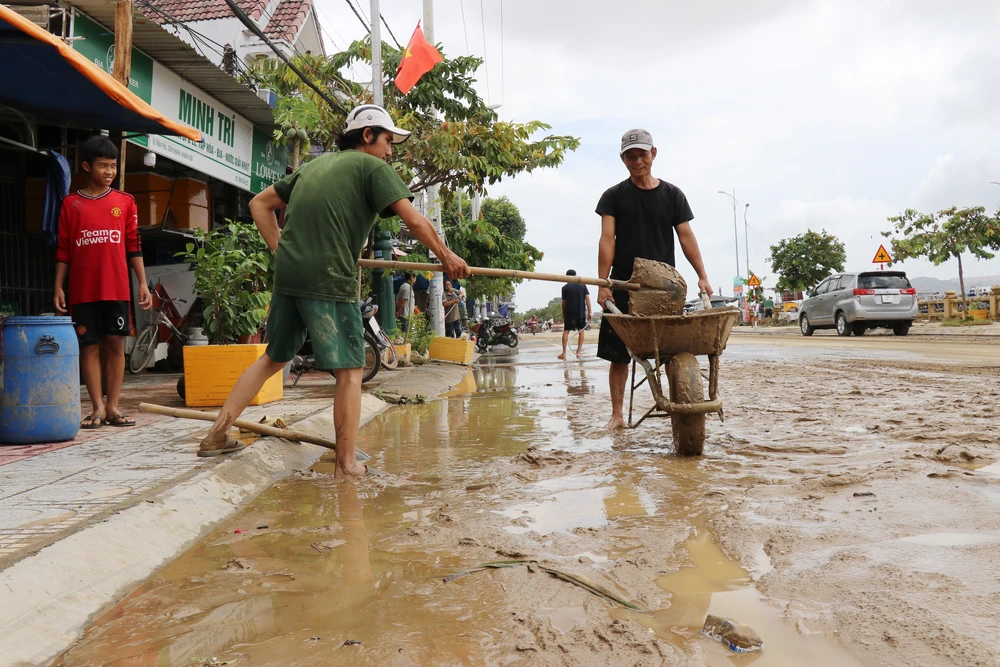 Khánh Hòa khắc phục hậu quả mưa lũ, hỗ trợ người dân ổn định cuộc sống - Ảnh 4. Khánh Hòa khắc phục hậu quả mưa lũ, hỗ trợ người dân ổn định cuộc sống - Ảnh 4.