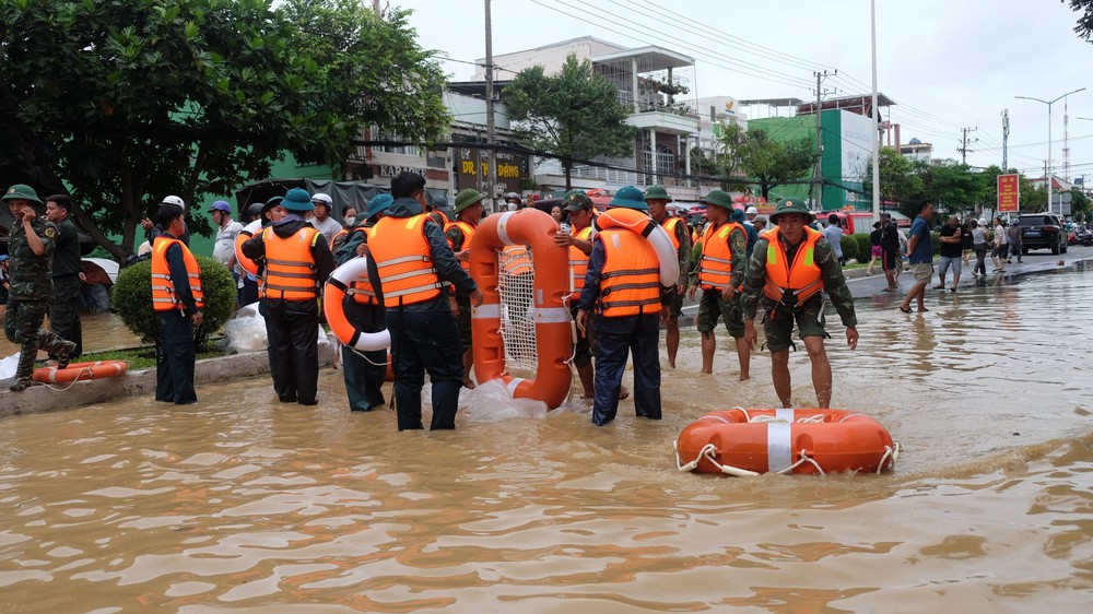 Khánh Hòa lên kịch bản ứng phó với mưa lũ tiếp tục xảy ra - Ảnh 2. Khánh Hòa lên kịch bản ứng phó với mưa lũ tiếp tục xảy ra - Ảnh 2.