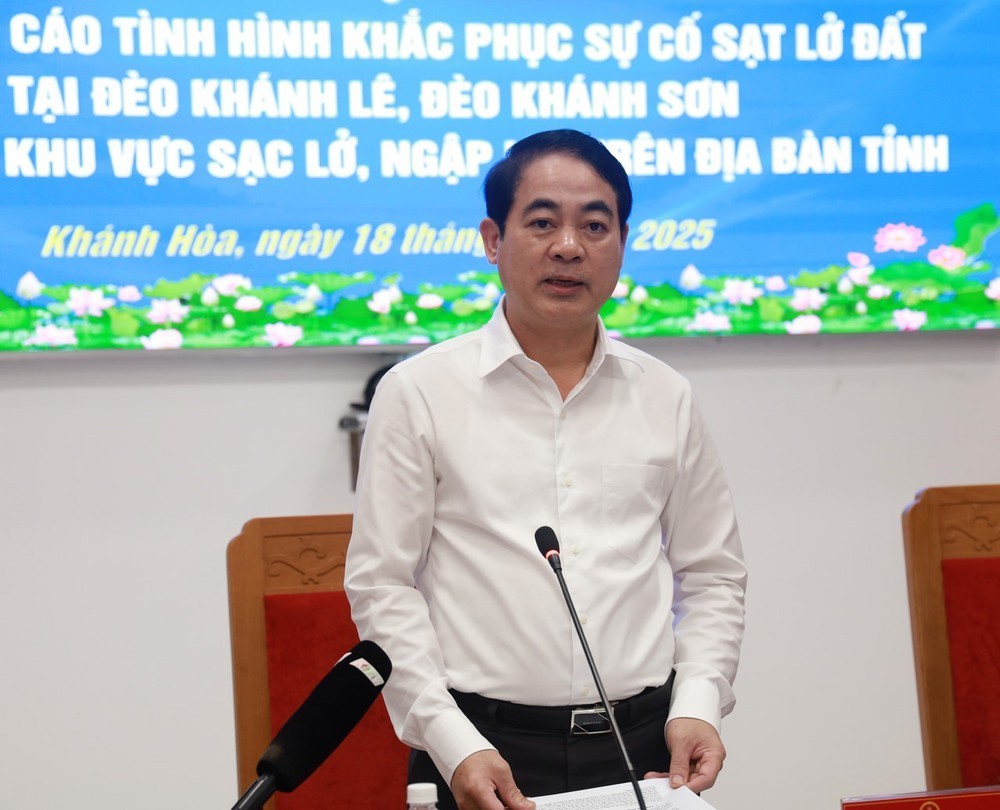 Khẩn trương khắc phục sự cố sạt lở đất tại đèo Khánh Lê, tỉnh Khánh Hòa - Ảnh 1. Khẩn trương khắc phục sự cố sạt lở đất tại đèo Khánh Lê, tỉnh Khánh Hòa - Ảnh 1.