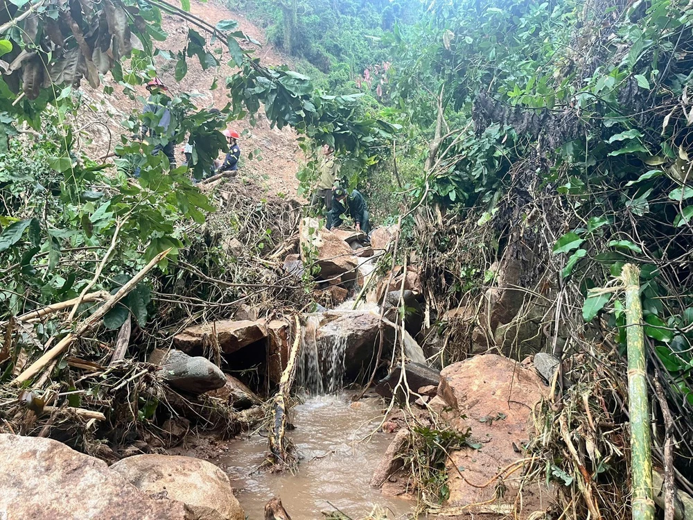 Khẩn trương khắc phục sự cố sạt lở đất tại đèo Khánh Lê, tỉnh Khánh Hòa - Ảnh 3. Khẩn trương khắc phục sự cố sạt lở đất tại đèo Khánh Lê, tỉnh Khánh Hòa - Ảnh 3.