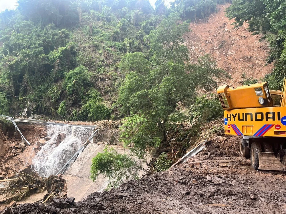 Khẩn trương khắc phục sự cố sạt lở đất tại đèo Khánh Lê, tỉnh Khánh Hòa - Ảnh 2. Khẩn trương khắc phục sự cố sạt lở đất tại đèo Khánh Lê, tỉnh Khánh Hòa - Ảnh 2.