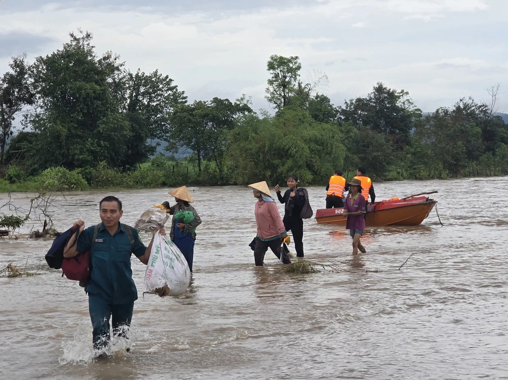 Quân đội bằng mọi biện pháp tiếp cận khu vực dân cư bị cô lập do ngập lụt, sạt lở đất - Ảnh 1. Quân đội bằng mọi biện pháp tiếp cận khu vực dân cư bị cô lập do ngập lụt, sạt lở đất - Ảnh 1.