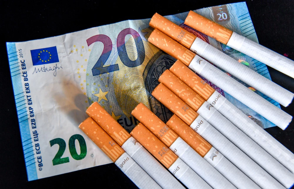 Hút thuốc ít vẫn làm tăng nguy cơ đau tim và tử vong - Ảnh 1.