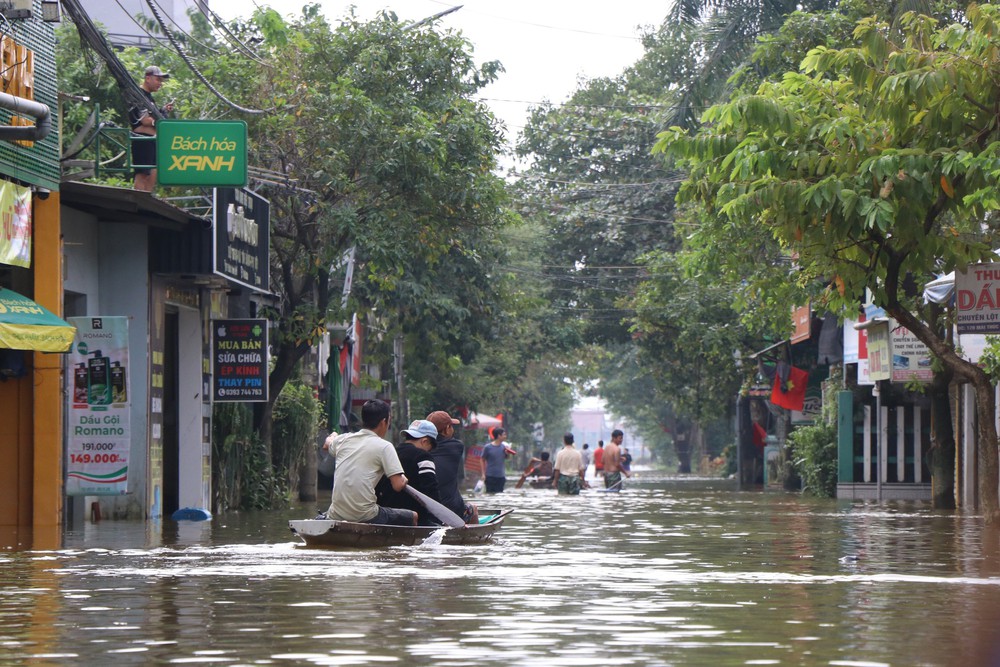 Cảnh báo nguy cơ ngập lụt diện rộng, lũ quét và sạt lở đất từ thành phố Huế đến Khánh Hòa - Ảnh 1. Cảnh báo nguy cơ ngập lụt diện rộng, lũ quét và sạt lở đất từ thành phố Huế đến Khánh Hòa - Ảnh 1.