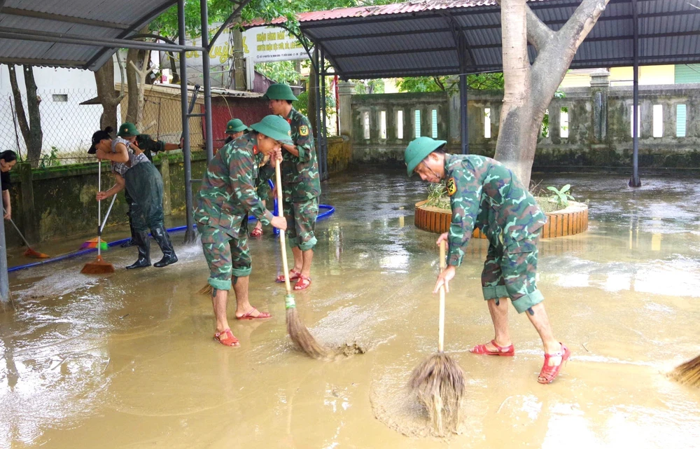 Quân đội bằng mọi biện pháp tiếp cận khu vực dân cư bị cô lập do ngập lụt, sạt lở đất - Ảnh 3. Quân đội bằng mọi biện pháp tiếp cận khu vực dân cư bị cô lập do ngập lụt, sạt lở đất - Ảnh 3.