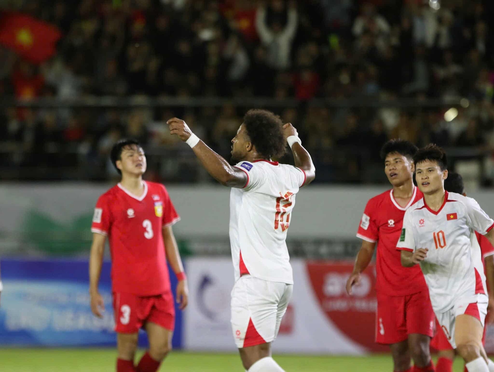 Xuân Son ăn mừng theo cách đặc biệt sau khi ghi bàn, đánh dấu sự trở lại đầy cảm xúc ở ĐT Việt Nam - Ảnh 2. Xuân Son ăn mừng theo cách đặc biệt sau khi ghi bàn, đánh dấu sự trở lại đầy cảm xúc ở ĐT Việt Nam - Ảnh 2.