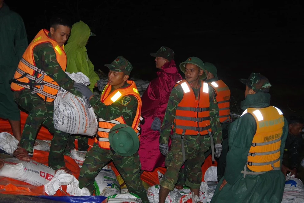 Đà Nẵng: Trắng đêm giữ bờ kè An Lương trước lũ lớn - Ảnh 1.