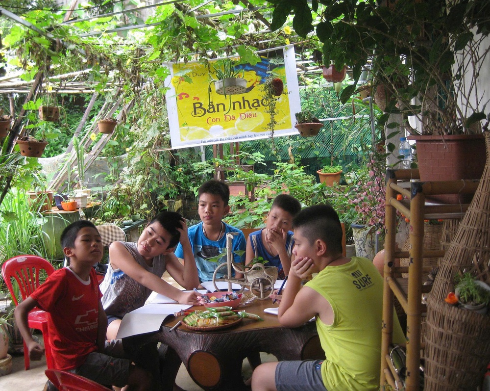 Chào mừng Ngày Nhà giáo Việt Nam 20/11: Có những người thầy mang vẻ đẹp văn hóa - Ảnh 5. Chào mừng Ngày Nhà giáo Việt Nam 20/11: Có những người thầy mang vẻ đẹp văn hóa - Ảnh 5.