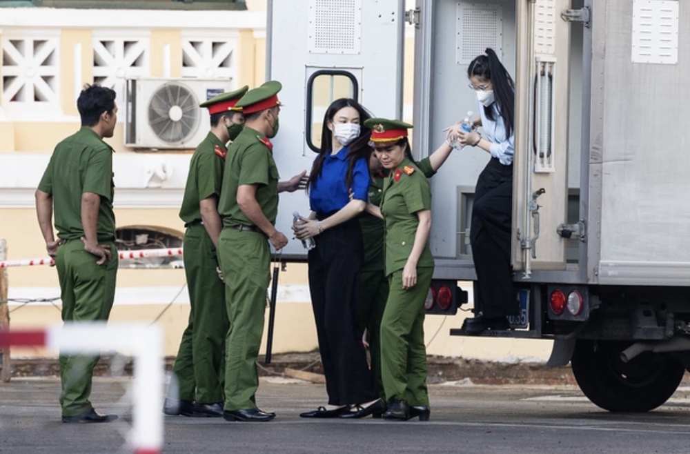 Vụ kẹo Kera: Hoa hậu Thùy Tiên cùng Hằng Du Mục, Quang Linh ra tòa sơ thẩm sáng 19/11 - Ảnh 1.