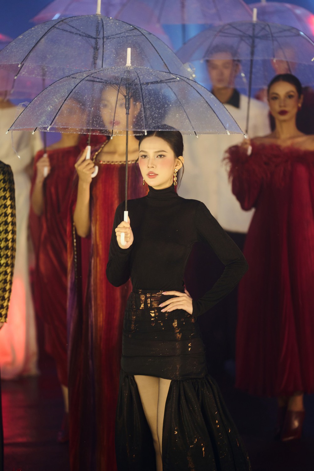 Á hậu Trái đất Linh Đan mở màn ấn tượng cho BST "Chốn ấy" - Ảnh 1. Á hậu Trái đất Linh Đan mở màn ấn tượng cho BST "Chốn ấy" - Ảnh 1.