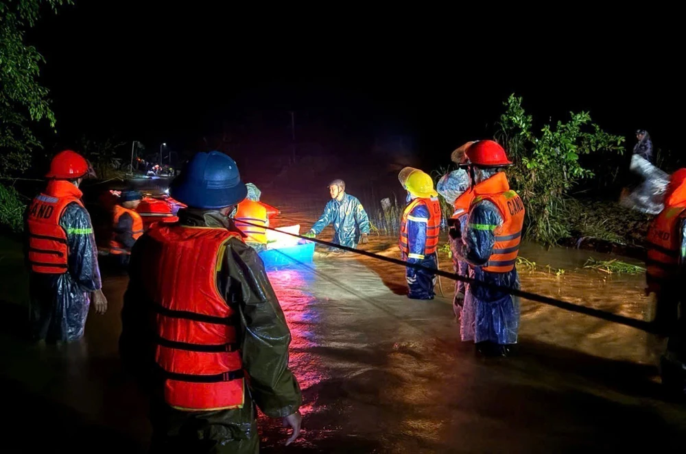 Đắk Lắk di dời hàng trăm hộ dân trong đêm khỏi vùng ngập lụt - Ảnh 3. Đắk Lắk di dời hàng trăm hộ dân trong đêm khỏi vùng ngập lụt - Ảnh 3.