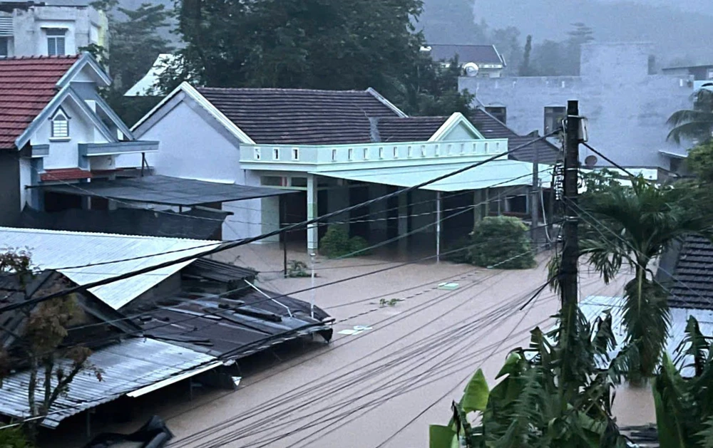 Đắk Lắk di dời hàng trăm hộ dân trong đêm khỏi vùng ngập lụt - Ảnh 6. Đắk Lắk di dời hàng trăm hộ dân trong đêm khỏi vùng ngập lụt - Ảnh 6.