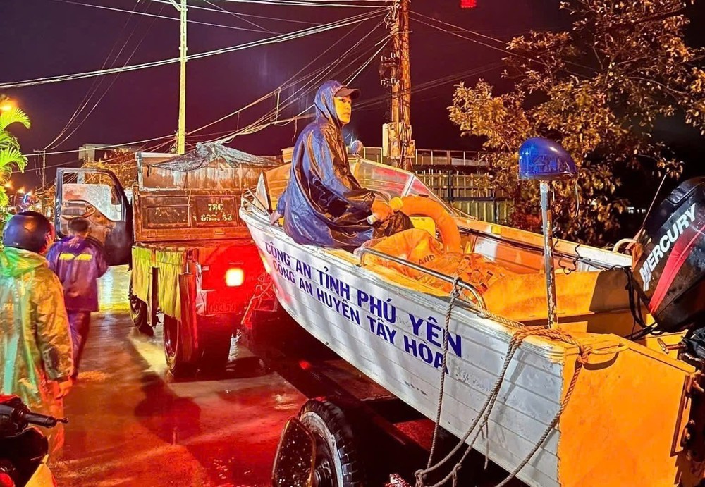 Đắk Lắk di dời hàng trăm hộ dân trong đêm khỏi vùng ngập lụt - Ảnh 2. Đắk Lắk di dời hàng trăm hộ dân trong đêm khỏi vùng ngập lụt - Ảnh 2.