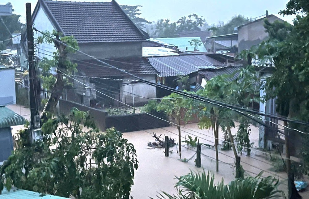 Đắk Lắk di dời hàng trăm hộ dân trong đêm khỏi vùng ngập lụt - Ảnh 5. Đắk Lắk di dời hàng trăm hộ dân trong đêm khỏi vùng ngập lụt - Ảnh 5.
