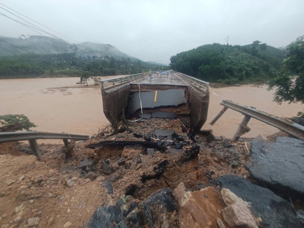 Cơ chế gây mưa lớn, sạt lở đất liên tục ở miền Trung và yêu cầu nâng cấp cảnh báo - Ảnh 4.