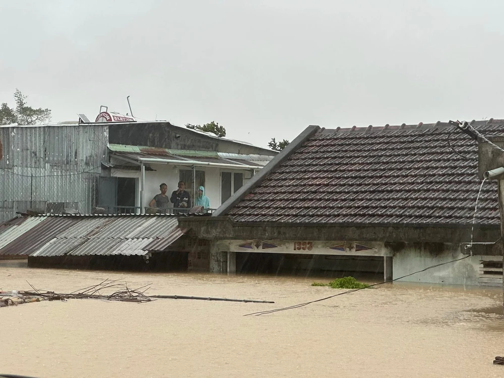 Mưa trắng trời, chính quyền địa phương gồng mình cứu dân - Ảnh 3.