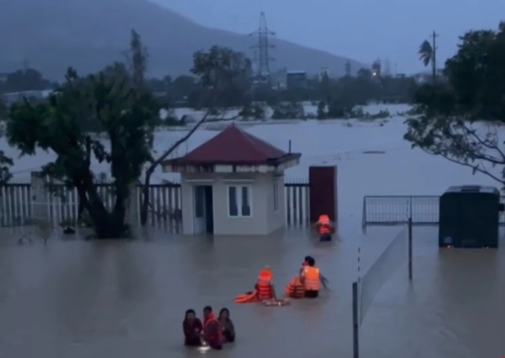 Mưa trắng trời, chính quyền địa phương gồng mình cứu dân - Ảnh 5.