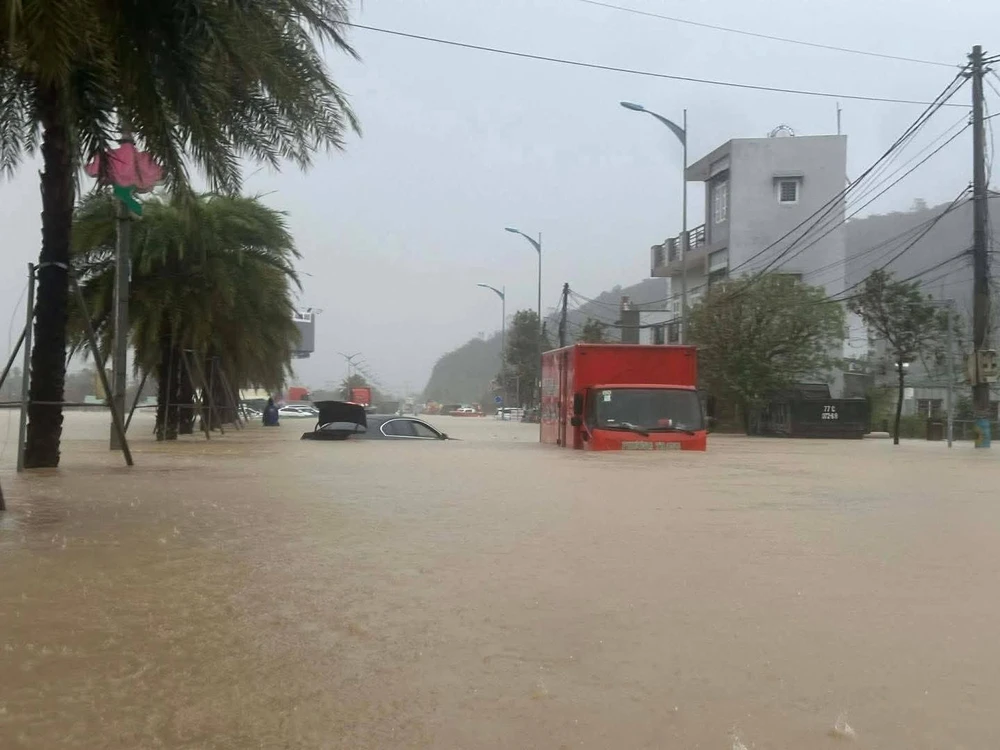 Mưa trắng trời, chính quyền địa phương gồng mình cứu dân - Ảnh 4.