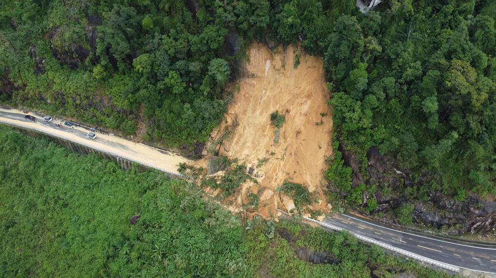 Cơ bản khắc phục đoạn sạt lở Quốc lộ 27C, giải cứu nhiều người và phương tiện mắc kẹt - Ảnh 2.