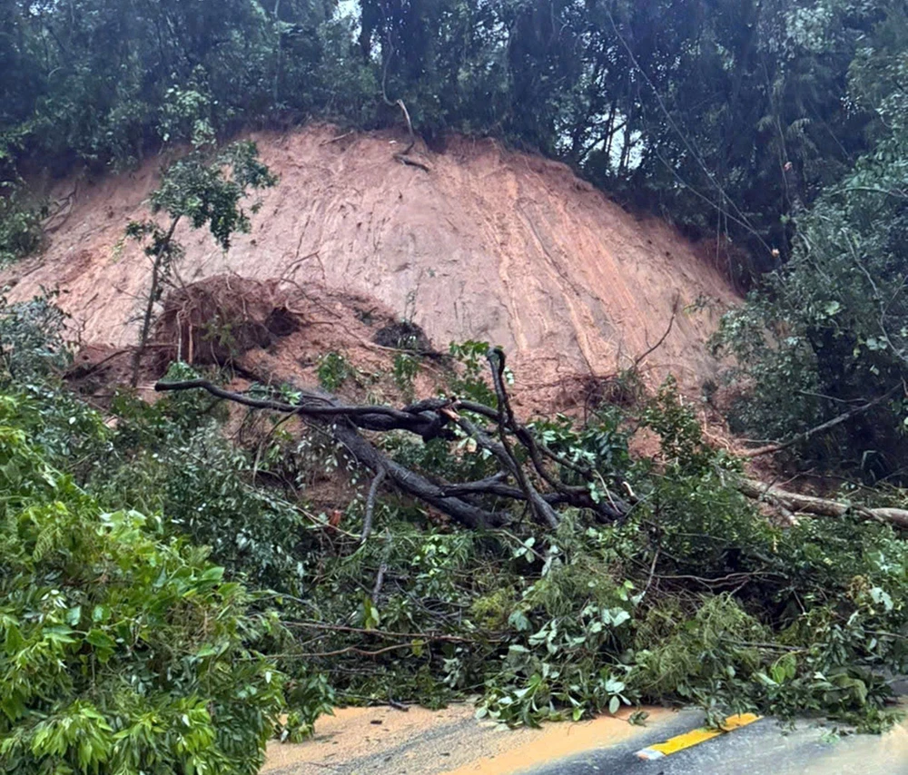 Cập nhật: Đèo Ngoạn Mục - Khánh Hoà sạt lở thêm 4 điểm mới nguy hiểm - Ảnh 1.