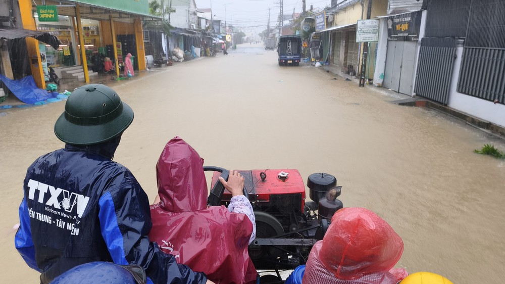 Khánh Hòa hỗ trợ di dời, ứng cứu người dân ở các khu vực có nguy cơ sạt lở, ngập lụt - Ảnh 3.