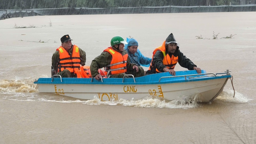 Khánh Hòa hỗ trợ di dời, ứng cứu người dân ở các khu vực có nguy cơ sạt lở, ngập lụt - Ảnh 2.