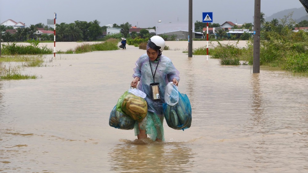 Khánh Hòa hỗ trợ di dời, ứng cứu người dân ở các khu vực có nguy cơ sạt lở, ngập lụt - Ảnh 8.
