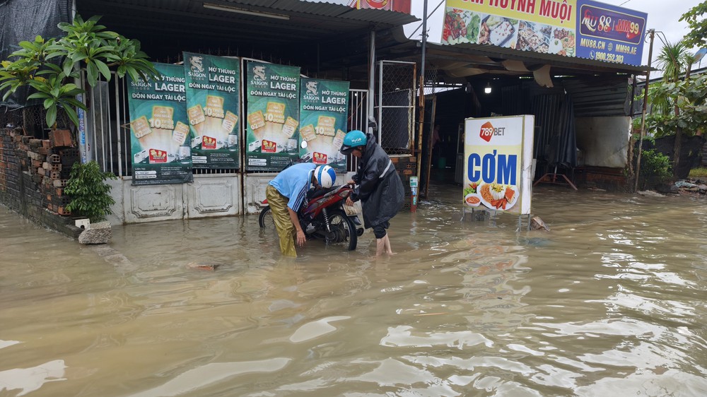 Khánh Hòa hỗ trợ di dời, ứng cứu người dân ở các khu vực có nguy cơ sạt lở, ngập lụt - Ảnh 7.