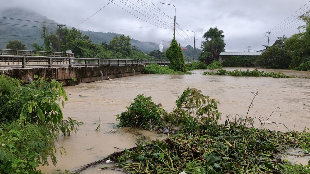 Khánh Hòa hỗ trợ di dời, ứng cứu người dân ở các khu vực có nguy cơ sạt lở, ngập lụt - Ảnh 1.