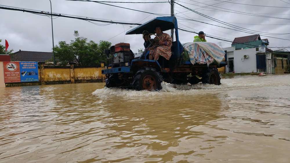 Khánh Hòa hỗ trợ di dời, ứng cứu người dân ở các khu vực có nguy cơ sạt lở, ngập lụt - Ảnh 4.