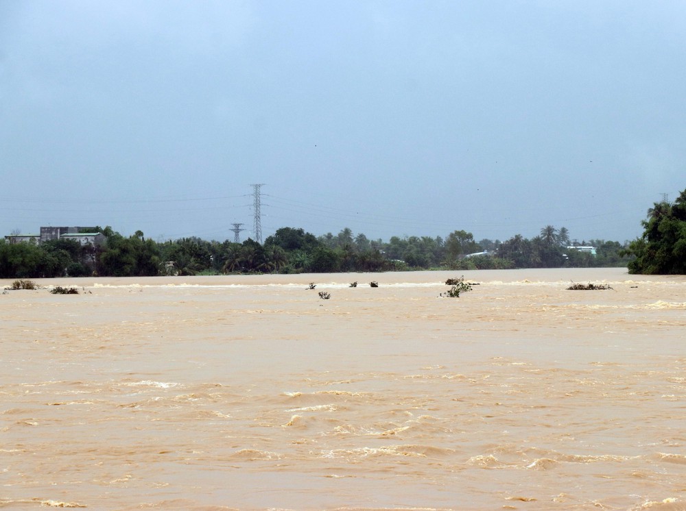 Khánh Hòa linh hoạt ứng phó với mưa lũ lớn, ngập lụt sâu tiếp diễn - Ảnh 3.