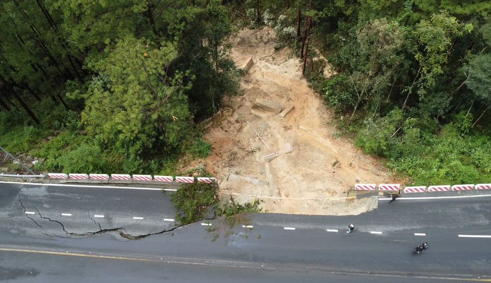 Cơ chế gây mưa lớn, sạt lở đất liên tục ở miền Trung và yêu cầu nâng cấp cảnh báo - Ảnh 1.