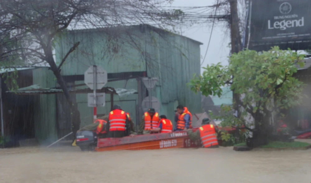 Mưa trắng trời, chính quyền địa phương gồng mình cứu dân - Ảnh 1.