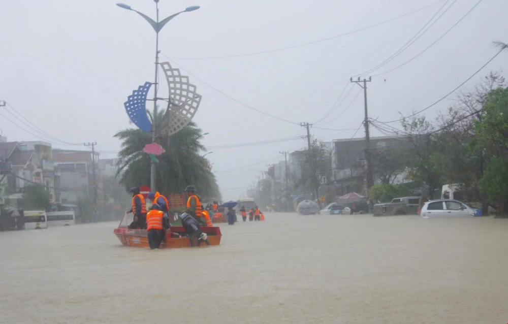 Mưa trắng trời, chính quyền địa phương gồng mình cứu dân - Ảnh 3.