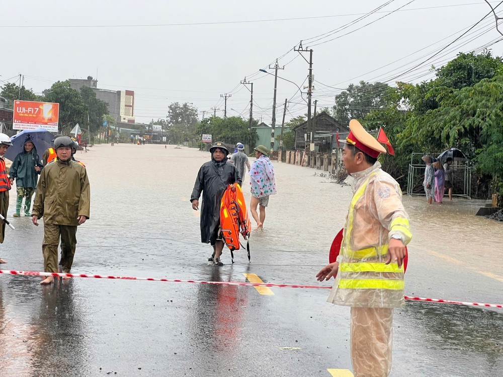 Cập nhật: Mực nước sông dâng cao kỷ lục, nhiều tuyến đường ở Gia Lai tê liệt - Ảnh 1.